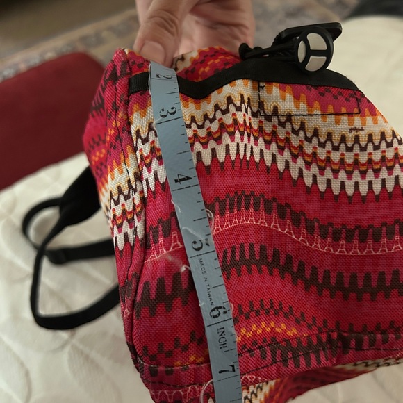 Like new YakPak duffle bag. Pink colorful zigzag design with black details - Picture 10 of 11